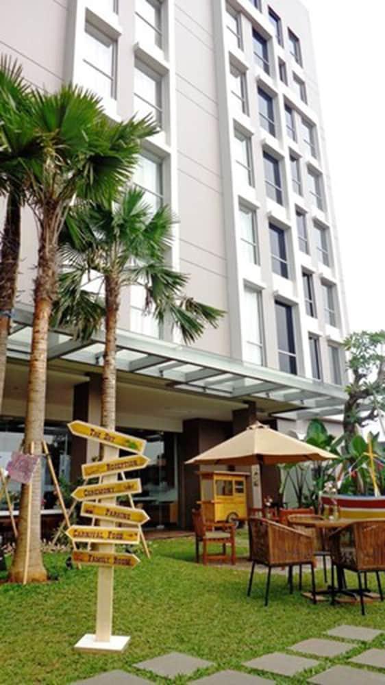 Soll Marina Hotel Serpong Bagian luar foto